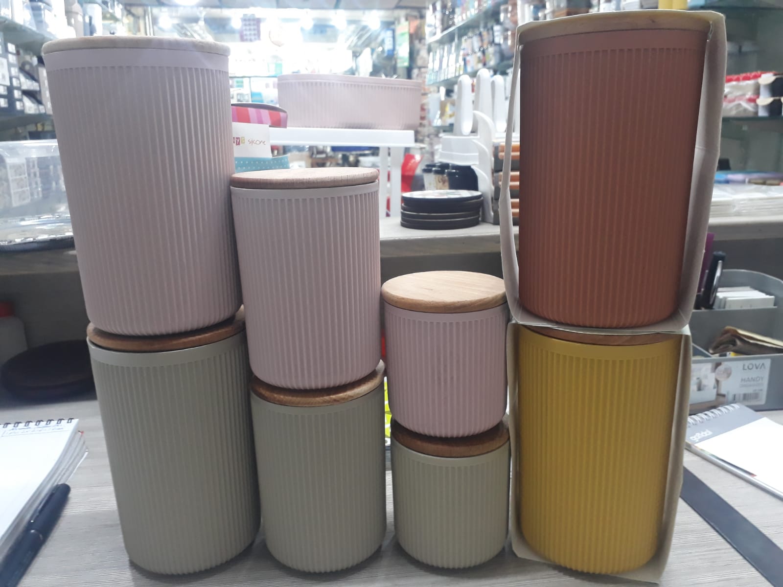  Zidello 3-Piece Wooden Lid Airtight Storage Jar Set – A set of three durable jars featuring airtight seals and elegant wooden lids. Ideal for storing dry foods, spices, and more, these stylish jars keep contents fresh and organized.