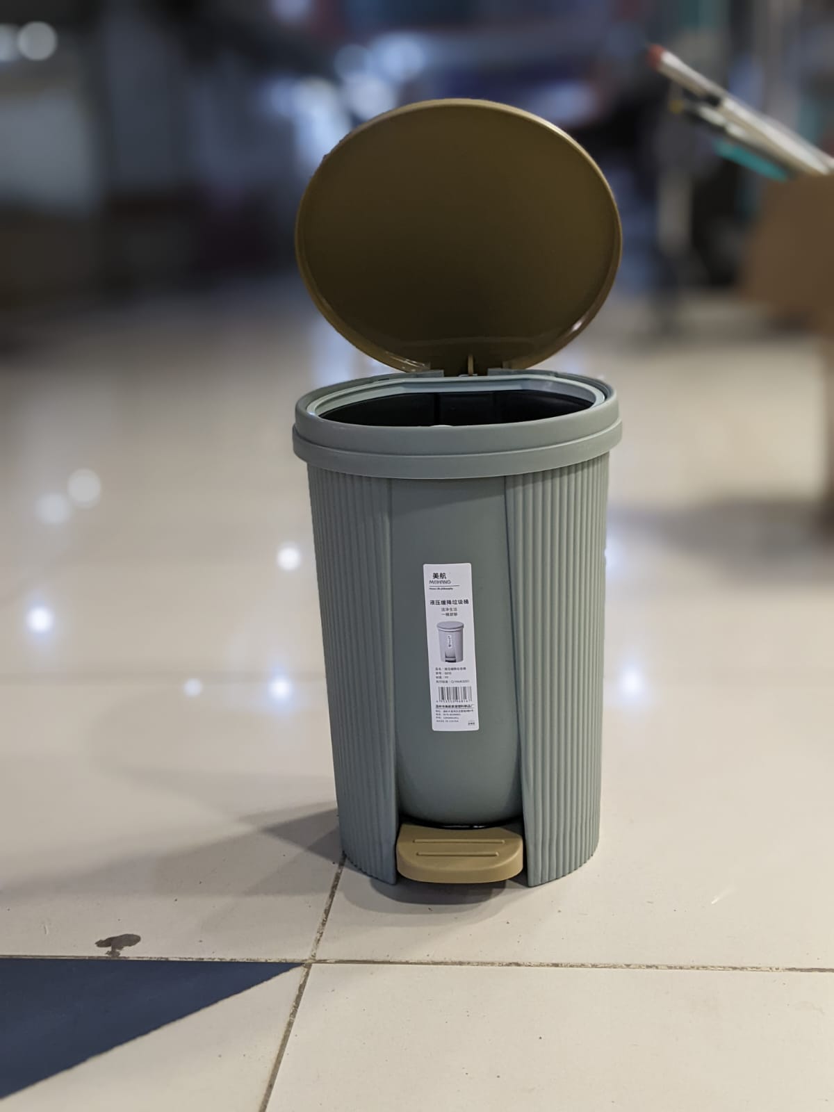 Zidello round pedal dustbin, compact foot-operated garbage bin with textured design, durable plastic trash can for kitchen, bathroom, and office use.